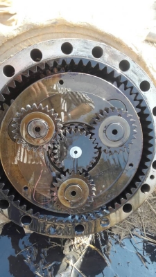 ขายเหมา 195,000 อะไร CAT 330 B  1.เอวสวิง   1  วง 2.หม้อน้ำ    1 ลูก พร้อมออยไฮดอลิคร์ 3.ตัวเดิน      2 ลูก อะไหล่อยู่ ปทุมธานี 090-772-3710 090-772-3708