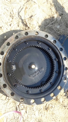 ขายเหมา 195,000 อะไร CAT 330 B  1.เอวสวิง   1  วง 2.หม้อน้ำ    1 ลูก พร้อมออยไฮดอลิคร์ 3.ตัวเดิน      2 ลูก อะไหล่อยู่ ปทุมธานี 090-772-3710 090-772-3708