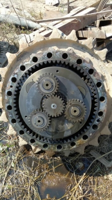 ขายเหมา 195,000 อะไร CAT 330 B  1.เอวสวิง   1  วง 2.หม้อน้ำ    1 ลูก พร้อมออยไฮดอลิคร์ 3.ตัวเดิน      2 ลูก อะไหล่อยู่ ปทุมธานี 090-772-3710 090-772-3708