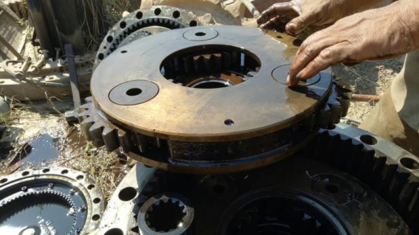 ขายเหมา 195,000 อะไร CAT 330 B  1.เอวสวิง   1  วง 2.หม้อน้ำ    1 ลูก พร้อมออยไฮดอลิคร์ 3.ตัวเดิน      2 ลูก อะไหล่อยู่ ปทุมธานี 090-772-3710 090-772-3708