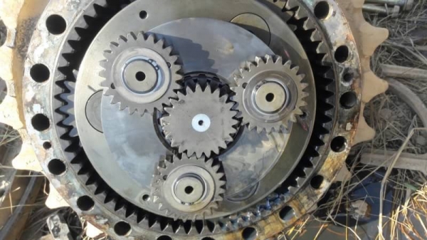 ขายเหมา 195,000 อะไร CAT 330 B  1.เอวสวิง   1  วง 2.หม้อน้ำ    1 ลูก พร้อมออยไฮดอลิคร์ 3.ตัวเดิน      2 ลูก อะไหล่อยู่ ปทุมธานี 090-772-3710 090-772-3708