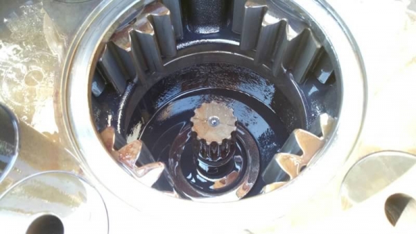 ขายเหมา 195,000 อะไร CAT 330 B  1.เอวสวิง   1  วง 2.หม้อน้ำ    1 ลูก พร้อมออยไฮดอลิคร์ 3.ตัวเดิน      2 ลูก อะไหล่อยู่ ปทุมธานี 090-772-3710 090-772-3708