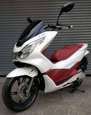 ขออนุญาตขาย HONDA PCX ALL NEW 150i LED ออกรถตุลาคม ปลายปี 2015 สีขาวมุก กุญแจรีโมทมีครบ ฟรีค่าโอน