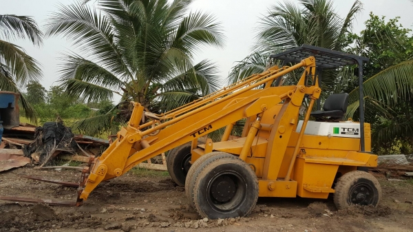 ขายรถตัก TCM &ndash;SD25Z6 เครื่องยนต์  ISUZU  มี6สูบ  รุ่นใหม่  มาพร้อมงาและบุ้งกี๋ ใช้งานได้เอนกประสงค์  เช่นตักข้าว ตักมันแห้ง มันสด ตักปาล์ม ตักยางพารา รถเก่านอก สภาพสวยตามรูปขายถูก  265,000 บาท