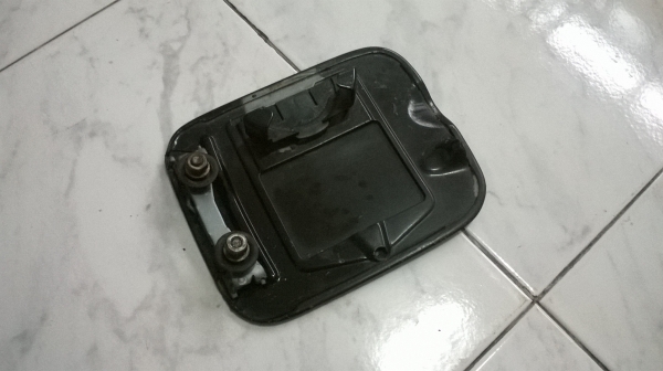 ฝาเปิดปิดถังเติมนำมันbmw e30 สภาพดี ฝาเปิดปิดถังเติมนำมันbmw e30 สภาพดี