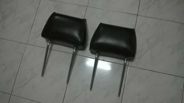 หัวเบาะเดิมBMW e30 หนังดำ สภาพสวย คู่ละ900บาท มีแบบหนังเรียบ กับหนังรู