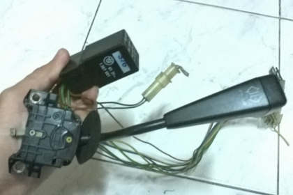 ก้านไฟเลี้ยว กับ ก้านปัดน้ำฝนbmw e30 สภาพokไม่แตกหัก สายไฟครบ 1คู่