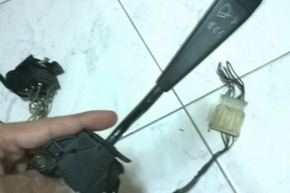 ก้านไฟเลี้ยว กับ ก้านปัดน้ำฝนbmw e30 สภาพokไม่แตกหัก สายไฟครบ 1คู่