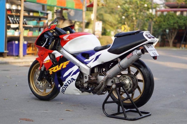 ร้าน  วุฒิ นนบุรี     ขาย  HONDA RVF NC35 รถสวยเดิมๆพร้อมใช้