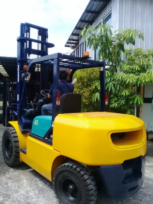 +++ ขายโฟล์คลิฟท์  KOMATSU FD40-7  ขนาด  4  ตัน  เครื่องยนต์ดีเซล  เสา 4.5  เมตร  งาสไลด์ซ็าย + ขวา  เกียร์ออโตเมติค  ยางตันครับ