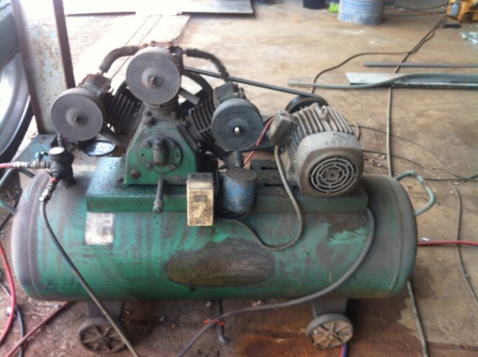 เครื่องปั๊มลม ถังขนาด260ลิตร มอเตอร์5แรงม้า ปั๊ม3สูบ