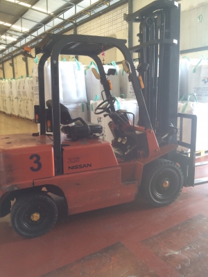 ขายรถยกโฟร์คลิฟท์ยี่ห้อนิสสันดีเซล2.5ตัน เกียร์ออโต้ เสาสูง 6เมตร