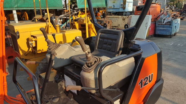 ขาย รถขุด HITACHI รุ่น EX12 มือสองญี่ปุ่น แทรกยางสวย สลัก บูทเอวแน่น 100\% ขึ้นรถปิคอัพได้ สวยพร้อมใช้งาน มือถือ 0818753444