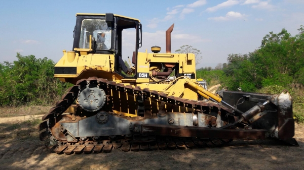 ขายแทรกเตอร์D5H    caterpillar  ใช้งานได้ปกติ  ตีนเป็ด สภาพดี มีทะเบียน ขาย730000 บ.