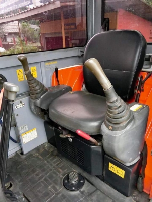 ขายรถขุด ยี่ห้อ:HITACHI  แบบ:EX-30U  มีลายหัวแย๊ก ขนาดPC30 รถพร้อมลุยงาน  ราคา 470,000 บาท ราคานี้ต่อรองได้ (ติดแอร์พร้อมฟิล์ม)  คอนโทนสั้นปั้มนิ้ว  เครื่องยนต์อีซูซุ3สูบ  รถเก่านอกแท้เอกสารใบอินวอย ไม่เคยใช้งานในไทย100\% แทรกเหล็ก ช่วงล่างแน่นๆ  สนใจโทร :