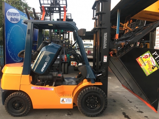 ขายรถโฟล์คลิฟท์มือสองสำหรับตักยางพาราตักทะลายปาล์ม