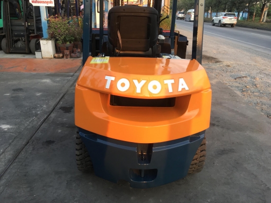 ขายรถโฟล์คลิฟท์มือสองสำหรับตักยางพาราตักทะลายปาล์ม