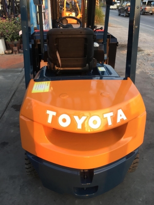 ขายรถโฟล์คลิฟท์มือสองสำหรับตักยางพาราตักทะลายปาล์ม