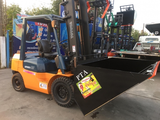 ขายรถโฟล์คลิฟท์มือสองสำหรับตักยางพาราตักทะลายปาล์ม