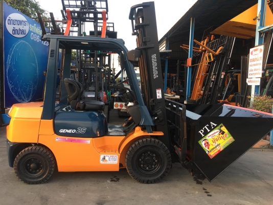 ขายรถโฟล์คลิฟท์มือสองสำหรับตักยางพาราตักทะลายปาล์ม