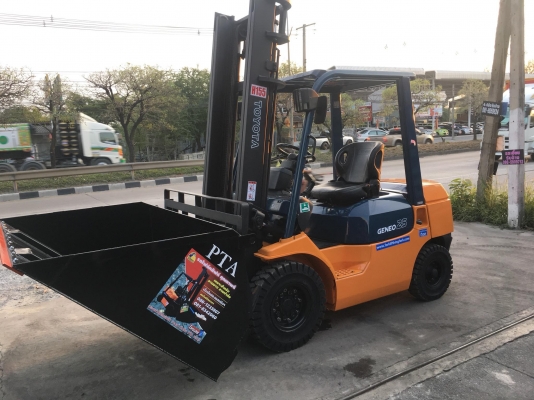 ขายรถโฟล์คลิฟท์มือสองสำหรับตักยางพาราตักทะลายปาล์ม