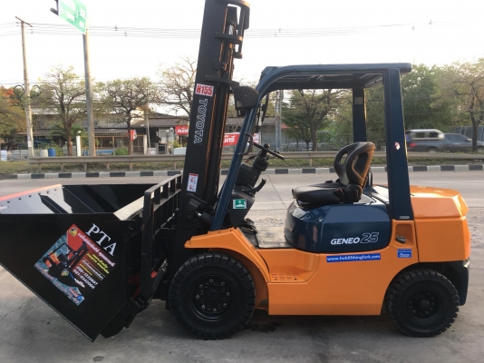 ขายรถโฟล์คลิฟท์มือสองสำหรับตักยางพาราตักทะลายปาล์ม