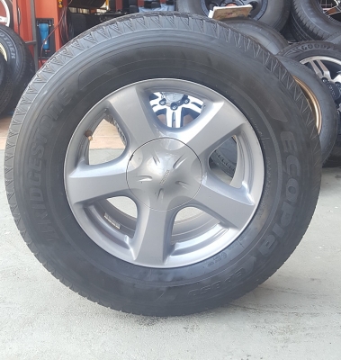 ขายล้อISUZU V Cross17สีกัล ยาง265/65/17 ปี 15  4 ล้อ