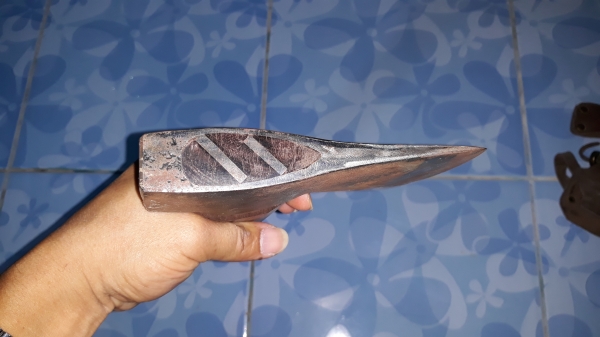 ขายขวานเสือตัดแต่งทรง ขนาด1 1/4 ปอน MADE IN SWEDEN. ขายขวานเสือตัดแต่งทรง ขนาด1 1/4 ปอน MADE IN SWEDEN.