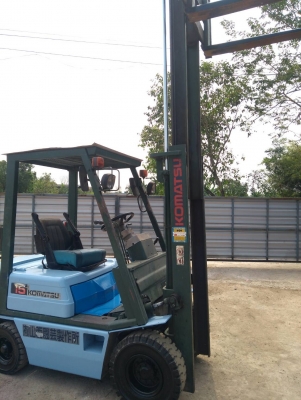 รถฟอร์คลิฟต์ KOMATSU FG15-15 รถเก่านอกพึ่งนำเข้ามา ยังไม่เคยใช้งานในไทย เกียร์ออโต้ ยางตัน 4 เส้น ยกสูง 3 เมตร ไฟฟ้าหน้าปัดครบ พร้อมใช้งาน มีเอกสารใบอินวอยซ์