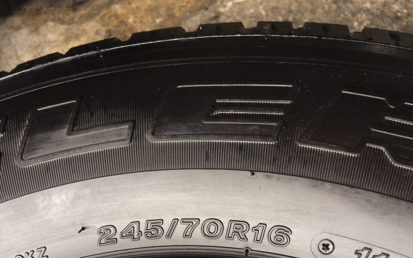ยางป้ายแดง 245-70-16 Bridgestone ปลายปี 17ดอกเต็มๆ ยังมีตุ่ม