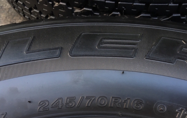 ยาง Bridgestone 245-70-16 ปลายปี 15 ดอกยางหนาปึก ยาง Bridgestone 245-70-16 ปลายปี 15 ดอกยางหนาปึก