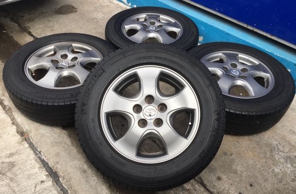 ล้อแม็ก Toyota Vigo Champ สีเทาดำ ขอบ 16 พร้อมยาง Michelin 215-65-16 ปี 14