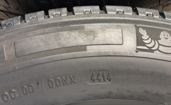 ล้อแม็ก Toyota Vigo Champ สีเทาดำ ขอบ 16 พร้อมยาง Michelin 215-65-16 ปี 14