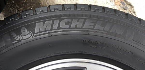 ล้อแม็ก Toyota Vigo Champ สีเทาดำ ขอบ 16 พร้อมยาง Michelin 215-65-16 ปี 14