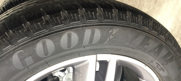 ล้อแม็กป้ายแดง Ford Everest ขอบ20 พร้อมยางป้ายแดง Goodyear 265-50-20 ปี 17 สวยกริ๊บ เส้นสีชัดๆทุกเส้น
