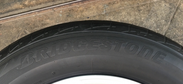 ล้อแม็ก Nissan Tida ขอบ 15 พร้อมยาง Bridgestone 185-65-15 ปลายปี 14 สภาพดี
