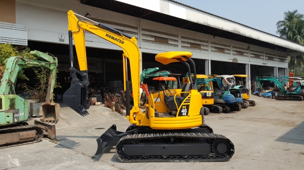 ขาย รถขุด KOMATSU รุ่น PC40FR มือสองญี่ปุ่น แทรกเหล็ก สลัก บูทเอวแน่น 100\% สวยพร้อมใช้งาน มือถือ 0818753444