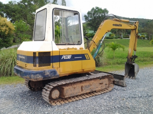 ขายรถแบ๊คโฮ KOMATSU PC30 รุ่น 3 มีเก๋ง สภาพสวยๆเดิมๆ ขายรถแบ๊คโฮ KOMATSU PC30 รุ่น 3 มีเก๋ง สภาพสวยๆเดิมๆ