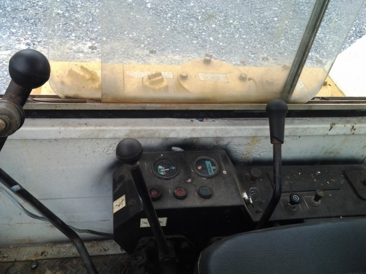 ขายรถแบ๊คโฮ KOMATSU PC30 รุ่น 3 มีเก๋ง สภาพสวยๆเดิมๆ
