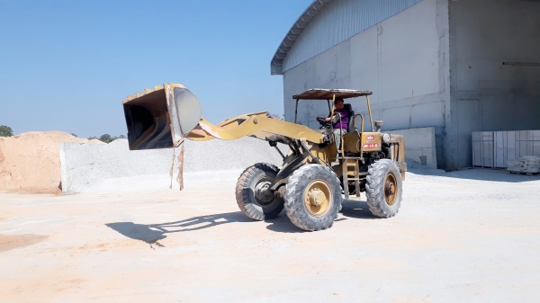 ขายด่วน รถตัก JH30B สภาพพร้อมใช้งาน เครื่องเกียร์ดี ตักหินตักทรายอยู่ครับ สนใจ สอบถาม 093-0764943 Kตั้ม