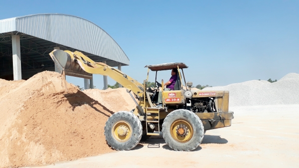 ขายด่วน รถตัก JH30B สภาพพร้อมใช้งาน เครื่องเกียร์ดี ตักหินตักทรายอยู่ครับ สนใจ สอบถาม 093-0764943 Kตั้ม