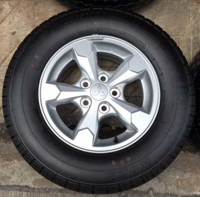 ล้อแม็กพร้อมยางป้ายแดง Mitsu Triton ขอบ 15 Bridgestone 215-70-15 ปลายปี 17 มีตุ่มทุกเส้น