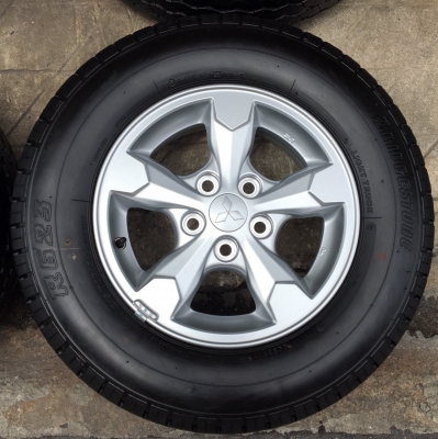 ล้อแม็กพร้อมยางป้ายแดง Mitsu Triton ขอบ 15 Bridgestone 215-70-15 ปลายปี 17 มีตุ่มทุกเส้น