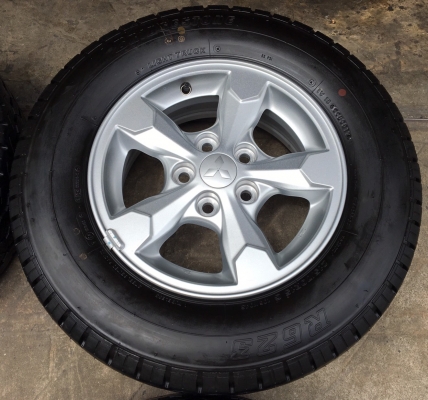 ล้อแม็กพร้อมยางป้ายแดง Mitsu Triton ขอบ 15 Bridgestone 215-70-15 ปลายปี 17 มีตุ่มทุกเส้น