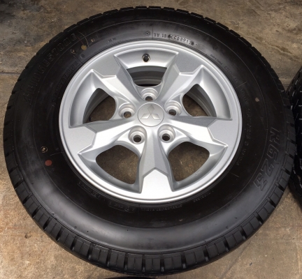 ล้อแม็กพร้อมยางป้ายแดง Mitsu Triton ขอบ 15 Bridgestone 215-70-15 ปลายปี 17 มีตุ่มทุกเส้น