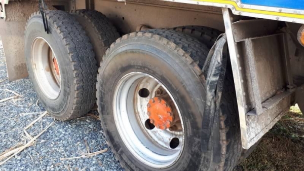 ขายดาวน์ 550,000 ISUZU DECA 360 ปี 53 แม่ลูกดั้มเกษตร  แม่ดั้มยาว 6.20 ม. ลูก 3 คาน ยาว 7.0 ม. ดั้มอู่ ส.สมบัติ ดาวน์ 550,000 ค้าง 3 งวด  ผ่อน 60,000&times;34 รถอยู่ นางรอง 090-772-3710 090-772-3708