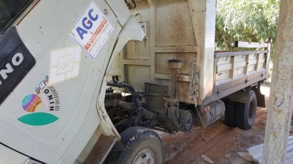 ขาย 335,000 หกล้อดั้ม HIN0 KM777 เครื่อง 117 เครื่องดี  คัชชีสวย  รถพร้อมใช้  เอกสารเล่มทะเบียน รถอยู่ อุบลฯ 090-772-3710 090-772-3708