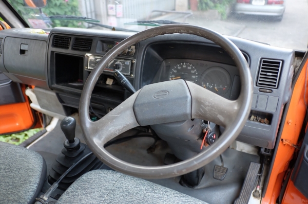 ขายรถกระเช้า ยี่ห้อHino 6ล้อ 136แรงม้า ปี45  กระเช้าไฟฟ้าชักได้สูง14เมตร บังคับด้านบนกระเช้า และด้านล่างได้