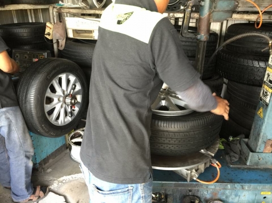 ยาง Continental 215 60 16 ปี17 มีให้เลือก3ชุด ดอกเต็ม ไม่มีปะ เนื้อนิ่มๆ ใช้ยาว ราคาไม่แพง