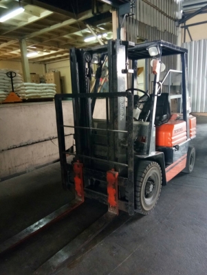 +++ ขายโฟล์คลิฟท์  TOYOTA 5FD25  ขนาด 2.5  ตัน  เครื่องยนต์ดีเซล  เสา 3  เมตร  เกียร์ธรรมดา  ยางตันครับ